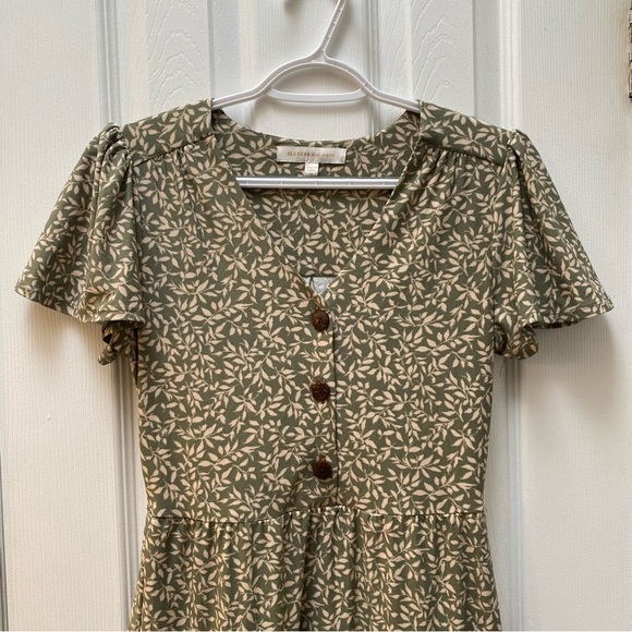 Green tiered button down dress with botanical leaf pattern - Picture 2 of 8